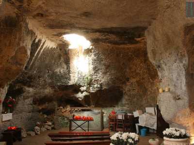 Alle nostre spalle invece si apre un piccolo vano illuminato da un�apertura sul soffitto attraverso cui filtrano i raggi solari